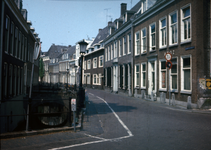 20961 Gezicht op de voorgevels van de panden Kromme Nieuwegracht 56-lager te Utrecht.